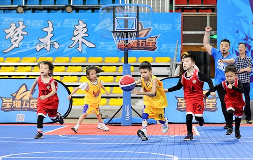揭幕战在卫冕冠军上海海港队和2022年冠军武汉三镇队之间展开